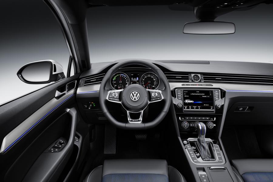  Volkswagen Passat Variant GTE 2015 года  (фото 16 из 30)